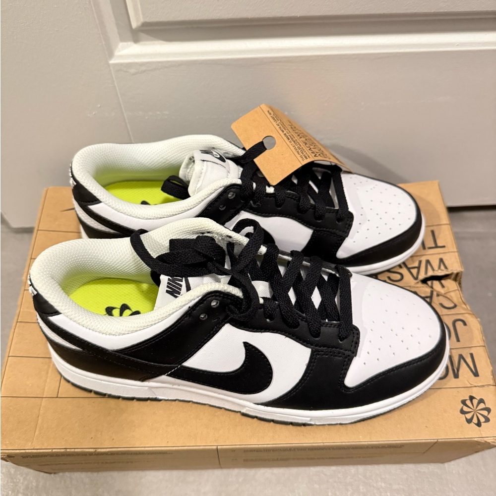 Nike Woman’s low dunk Sneakers